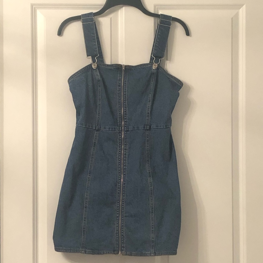 Jean dress. Functional full zipper. Adj straps.